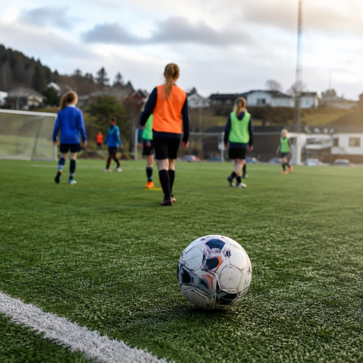 Fotballtrening på kunstgress en høstkveld