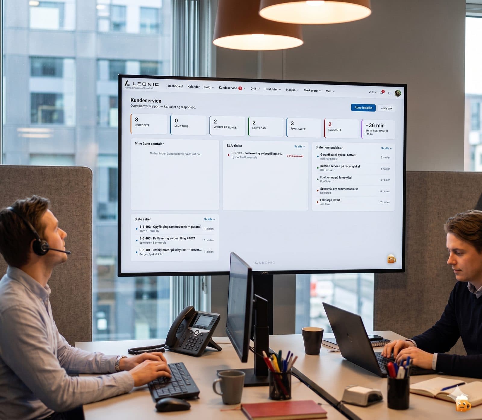 To kundeservice-medarbeidere jobber i Leonic